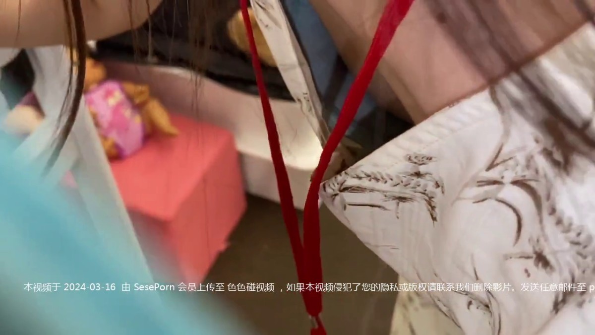 偷窥漂亮音乐老师的大奶头和性感大屁屁