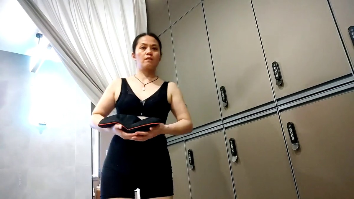 洗浴中心内部员工偷拍几位美女少妇洗澡换衣服