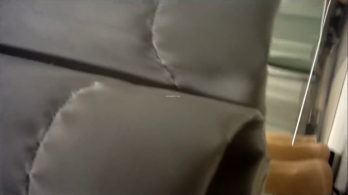 《极限 偸拍》国内商场女性内衣潮牌服饰店试衣间移动拍摄多位美眉试衣服和奶罩男的陪女友试超短裙手痒直接伸手摸