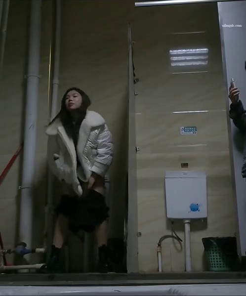 九月新流出 学生党厕拍大神潜入学校女厕前后偷拍女同学尿尿有不少貌美大长腿 不少丝袜妹遗憾光线不够