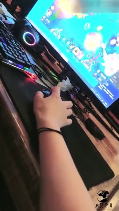 -【网吧搭讪勾引】某网红主播在网吧搭讪隔壁大叔，在网吧厕所就直接干了起来