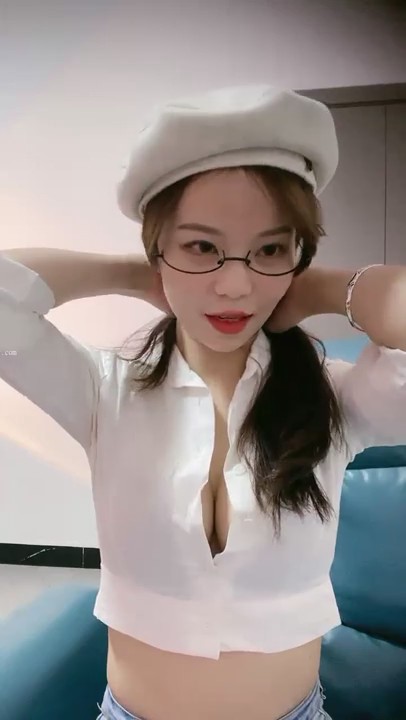 推荐！极品御姐 超骚~超漂亮~【模特伊伊】紧致牛仔长腿高跟。扭腰调戏极度诱惑