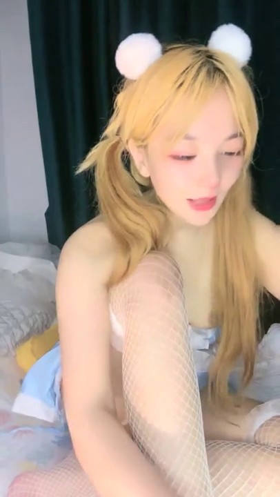 乔宝快乔宝快极品小萝莉，户外露出！惊险又刺激到外面尿尿，卫生间里全裸喷啊喷啊