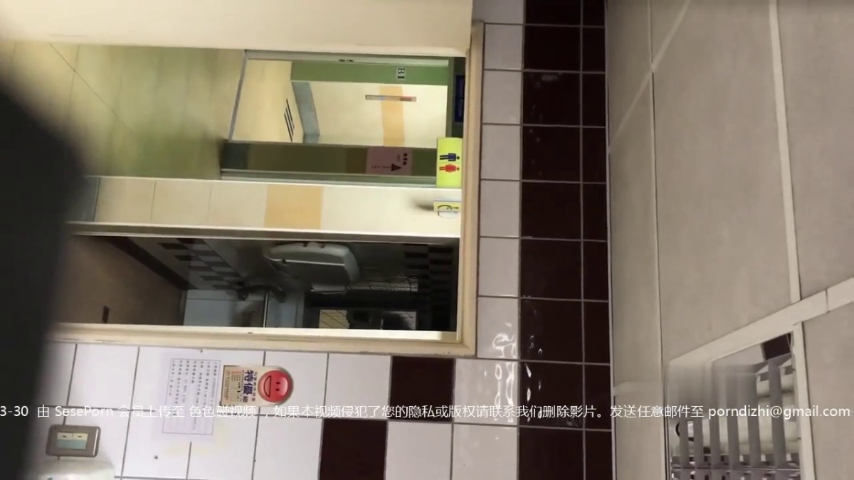 商场女厕蹲守黄衣美女的大肥鲍 长长的逼缝