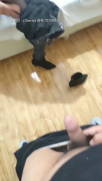 【全国首家性爱娃娃体验馆】本想体验爆乳充气娃娃 见体验馆黑丝老板娘够骚 加价把老板娘给操出白浆 高清源码录制