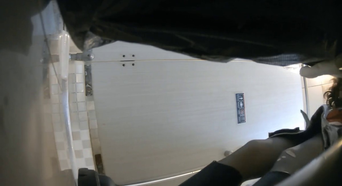 -一月新流出 夜总会酒吧女厕后拍黑丝牛仔短裤美女说话的声音像男人不会是变性人吧.