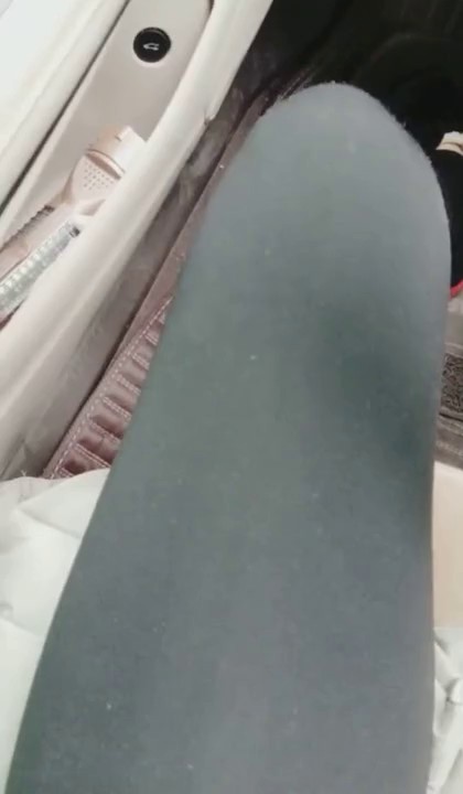 性感少妇穿着开裆黑丝勾搭网约车司机到郊野公园车震野战