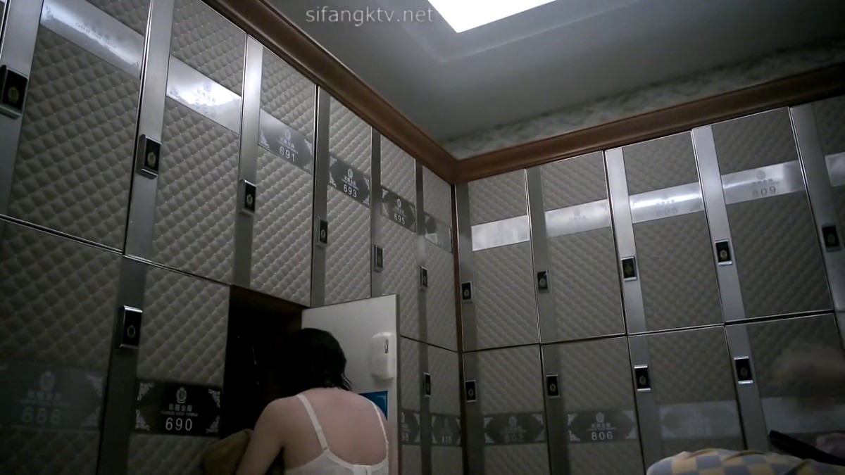 洗浴中心内部员工偷拍 几个身材丰满的少妇洗澡换衣服