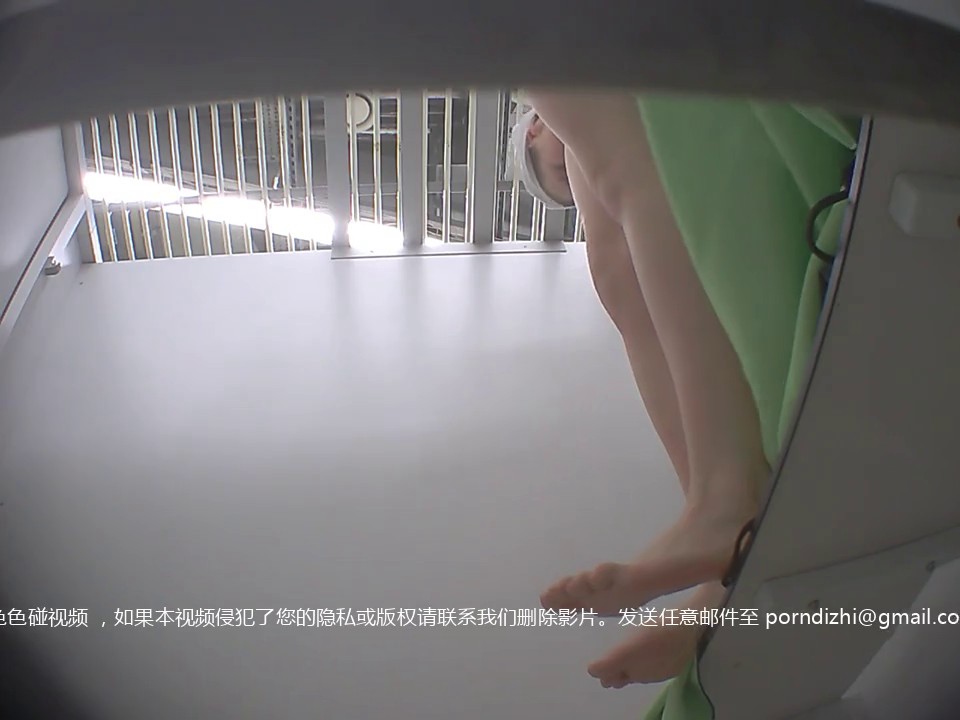学校女浴室偷拍隔间女生擦身体 擦完后还掰开阴道看一下里面洗干净没有