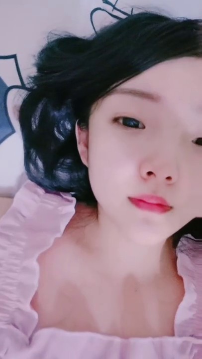 清纯系肉肉美少女！大肥臀一线天美穴，翘起屁股摆弄，拿出黄瓜插穴，一下捅到底，进出快速抽插