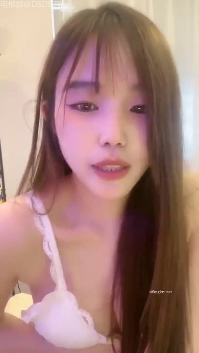 银行上班的气质女白领认识没多久就被我搞定,操B时非要女上位干我,听声音就知道很卖力,说：干的舒服吗,第一次吃精子！