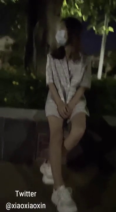 极限露出挑战  极品网红女神『小小星』野外全裸露出，玩的就是紧张刺激