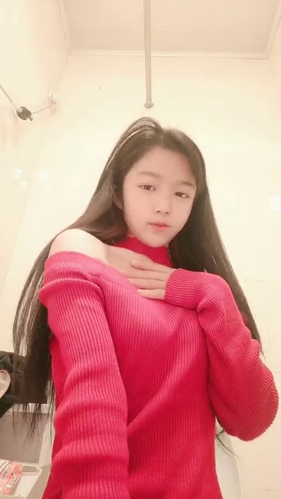 校花女神性感黑丝露脸在厕所偷偷的挣狼友的压岁钱，听狼友指挥揉奶抠逼，把自己搞到高潮喷水舔弄手指好骚啊