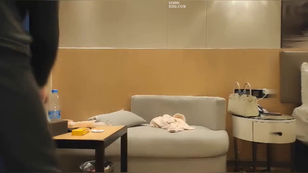 深夜约会大胸高颜值小姐姐，这鼓胀饱满乳房好深的沟啊 白色长裤紧绷性感，真是销魂美景肉欲沸腾骑乘猛顶操她