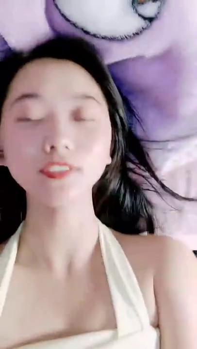 小背心丁字裤清秀新人小姐姐，喜欢玩诱惑，撩起衣服露奶子扭动，揉搓拍打多毛骚穴，掰穴特写小逼很紧致