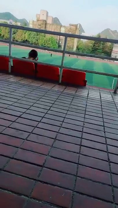 超刺激户外，漏奶装没穿内裤逼里塞跳蛋学校体育场漏出，进男厕被堵隔间内，脱光了自慰尿尿，舔小便池的尿液