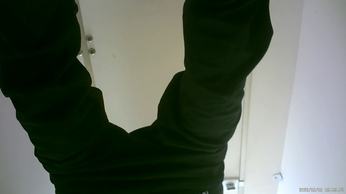 四月流出厕拍新品大神潜入医院女厕偷放设备 高清后拍医护和患者尿尿镜头太近