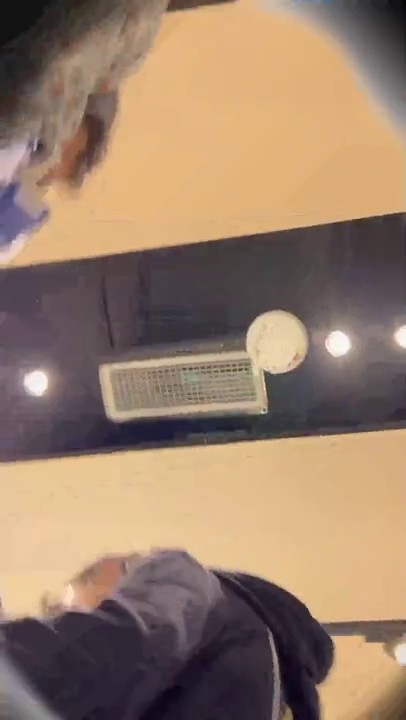 一对闺蜜逛街和试衣，大神偷拍裙底，非常惊喜 黑丝美腿眼镜小美女居然不穿内裤！无内丝袜