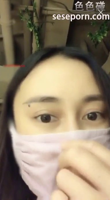 大胆美女主播潜入洗浴中心直播偷拍视频还在休息大厅帮猥琐男人打飞机