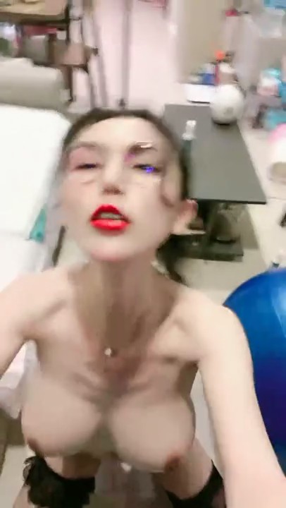 极度淫骚红唇御姐大尺度暴力自慰 ，从下往上视角揉穴抖臀 ，假屌放椅子上猛坐套弄 ，搞的爽了流出白浆