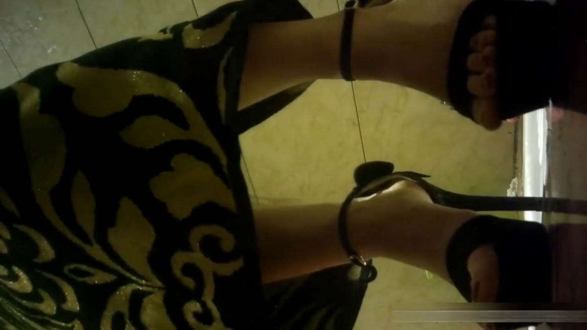 最新流出云上会所高清系列颜值高跟妹子貌似把内裤弄湿了用纸巾拼命插