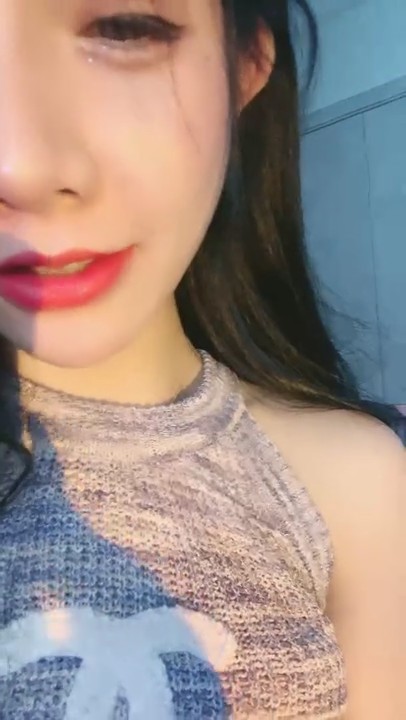 极品人间尤物精彩大秀，露脸直播真她妈骚啊，丝袜诱惑美乳翘臀，水嫩逼逼道具抽插自己抠，特写展示呻吟可射