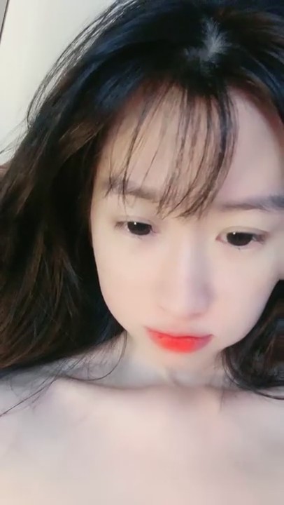 新人小美女在狼友的指挥下精彩展示，揉奶玩逼淫声荡语听指挥，粉穴特写，撅着屁股手指插入浪叫