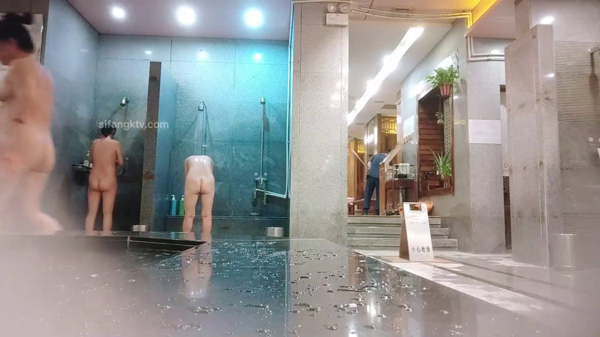 大众浴所偷窥胸部发育丰满挺拔小女神 一撮阴毛被水淋湿直直垂下来