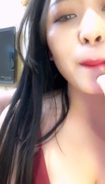 颜值不错皮肤白皙长发新人美女主播第二部 脱光全裸道具自慰毛毛比较多 很是诱惑不要错过