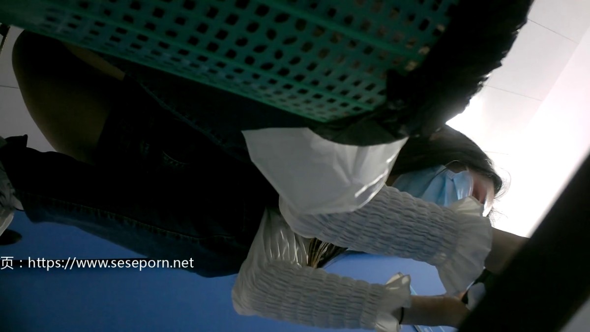 商场女厕偷拍背包美女的小黑鲍鱼