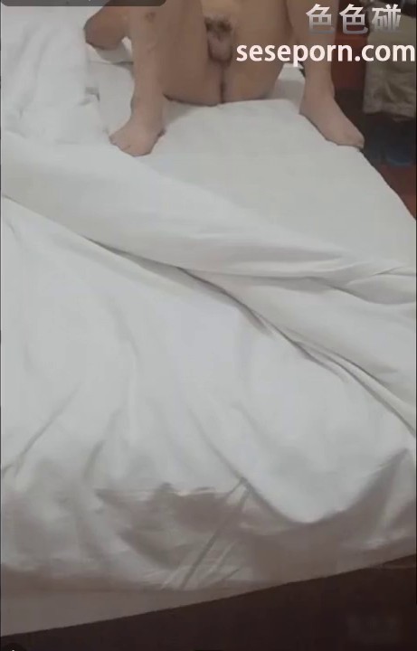 白嫩良家型少妇公园勾搭中年大叔到小旅馆啪啪