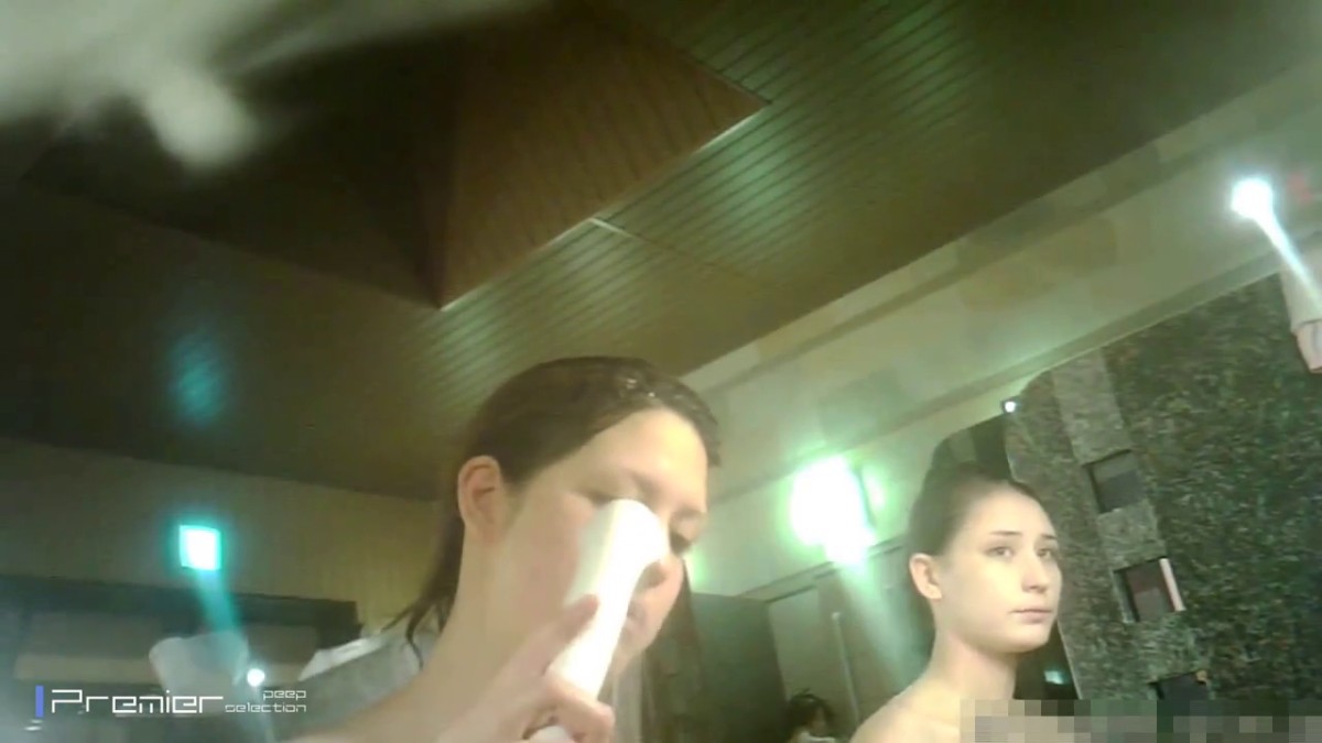 钱汤大众温泉洗浴中心女客部换衣和洗漱间内部春色真实偸拍身材非常哇噻的年轻妹子挺多过足了眼瘾