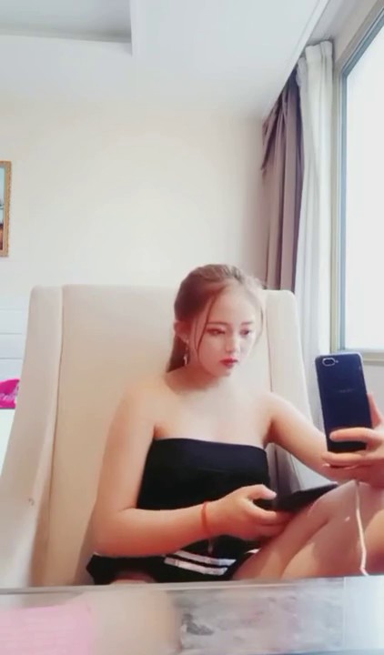 两个样子很萌的零零后艺校美眉下海黄播捞钱大奶子样子像热巴的妹子下面非常嫩貌似还没被草过