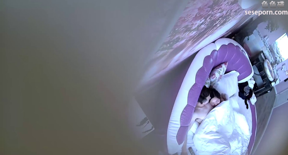 精品小旅馆情趣圆床偷拍少妇和相好缠绵着不知道哪个打电话过来嘘让男的不要发出声音