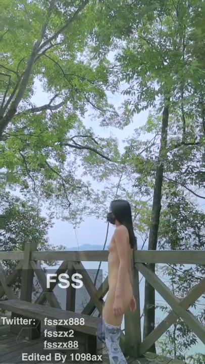 天花板级别露出界狂人推特网红FSSZX景区人前挑战露出人工湖里尿尿脱光大摇大摆散步不怕被人看见