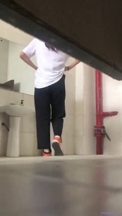 私房站十二月最新流出新手小哥潜入学校女厕偷拍《G校极品学生妹》