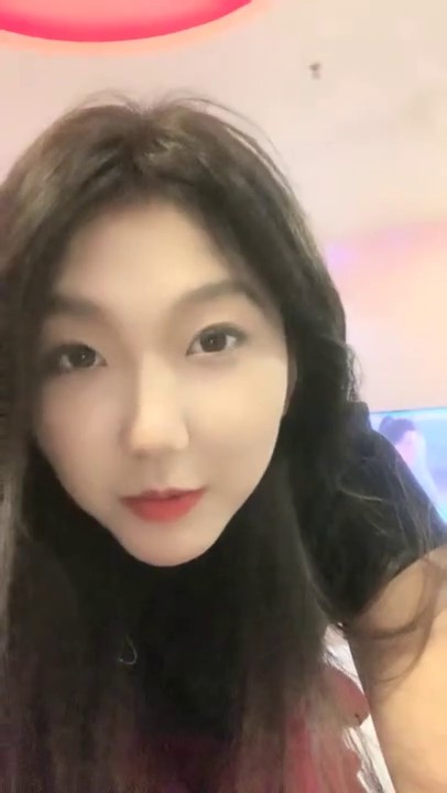 【小野猫】，G奶学妹，健身房里偷偷露出，回到家里，楼梯间正裸露，楼下邻居开门了，玩得真是刺激小野猫