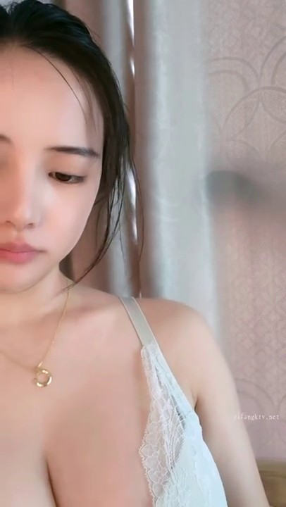 G奶护士！卧槽！奶子超级大~【温柔奶牛】，看了都流口水，阴毛都湿得一塌糊涂，镜头前多少人沦陷在这对胸器中