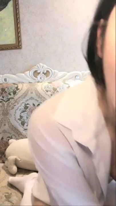 高颜值甜美萌妹子沙发上自摸倒奶 道具大JJ抽插呻吟娇喘浴室洗逼逼扣逼喷水 很是诱惑喜欢不要错过