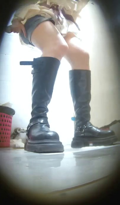 精品厕拍，K鸡单部售价50-100R，脸穴同框，高颜值全景厕拍多位美女方便0