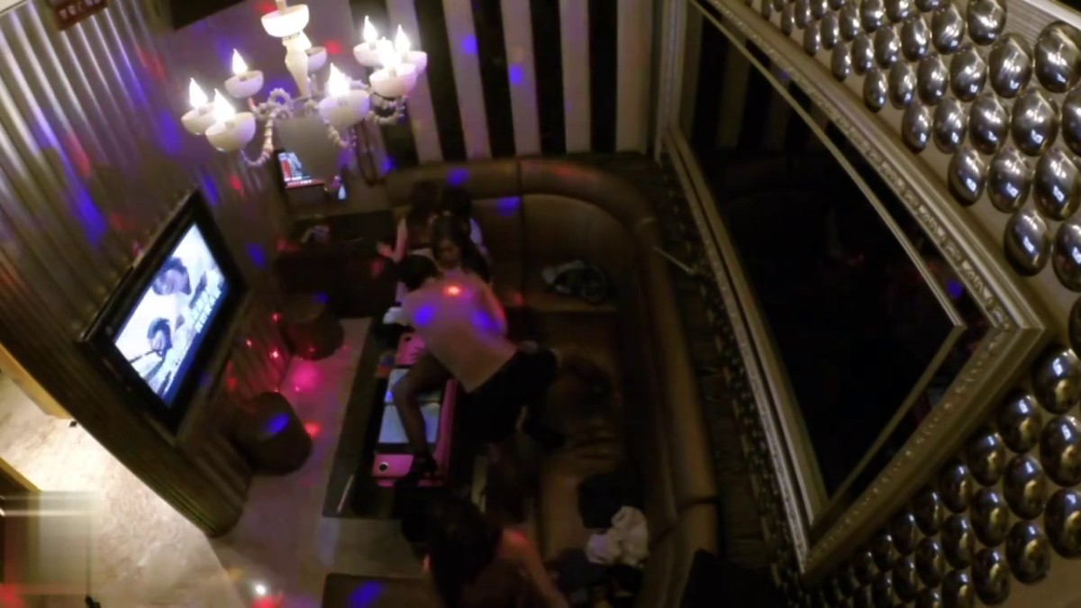 超成本制作几架摄影机拍摄主播过生日叫上闺蜜朋友去KTV拉上服务生就开操场面淫乱口爆中出颜射1080P