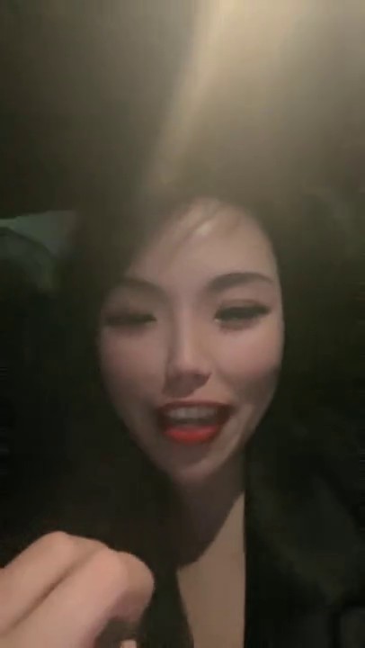 场面淫乱KTV多人！跪地插嘴后入！张开双腿沙发上操，驾车户外，马路上翘屁股吃屌，回酒店4P