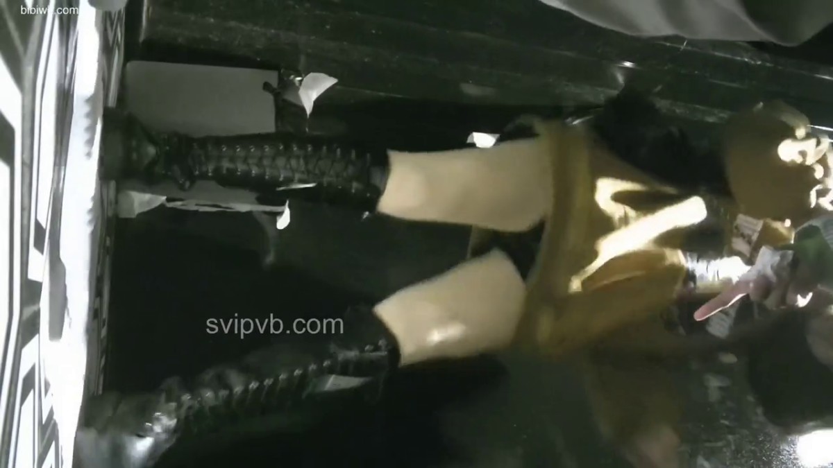 一月最新流出夜总会KTV女厕偷拍连体皮裤小姐姐不脱裤子用手挤缝掰穴直接尿尿