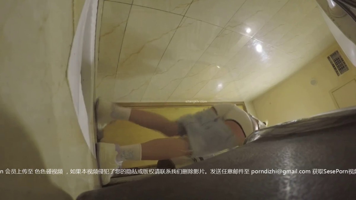 私房偷拍大神【晓月原创】： 朋友聚会KTV厕拍可爱的妹妹香菜尿尿呕吐