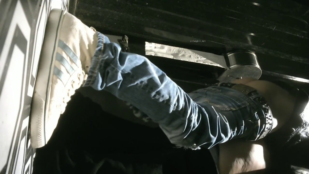 外购KTV女厕偷拍 小姐尿尿意外拍到皮衣牛仔裤男和小姐在里面吃快餐吃硬鸡巴后入屁股.