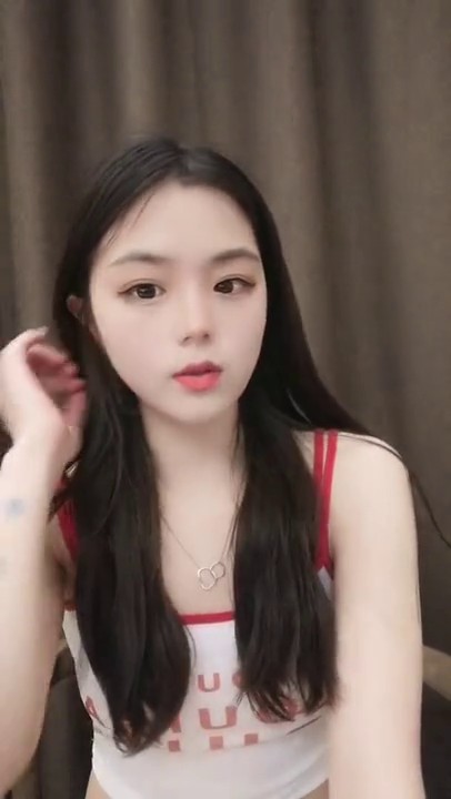 眼前一亮miss夏天 颜值极品小美女，长的好纯身材真奈斯 好大的乳头很年轻很有活力！进群可约给爸爸跪下唱征服