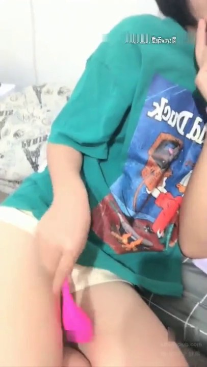 老爷子和村里两个小伙去越南嫖娼被扯皮条的大妈带到两个妹子的住宿地淫乱群P