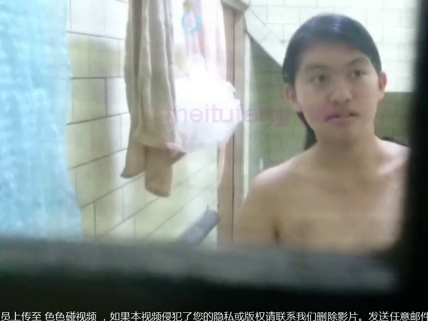 Q兄原创~费了很大的功夫偸拍住在隔壁性欲很旺的大学生妹子洗澡~前凸后翘超过D_2