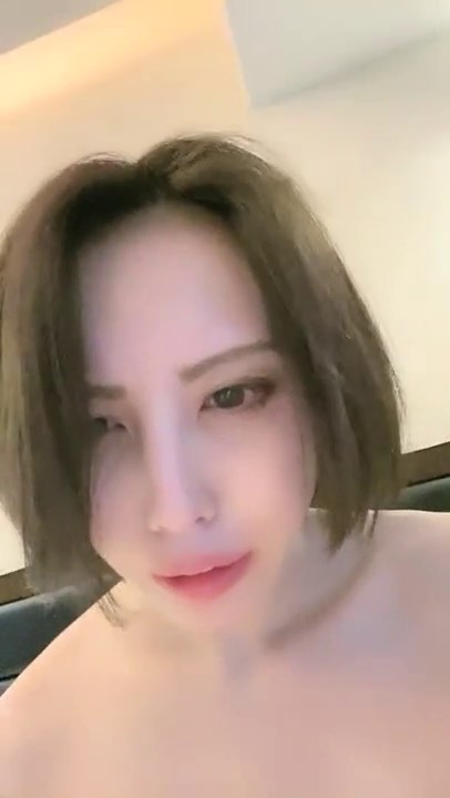 女同还得是小日子的牛，够变态够带劲！日本极品女同S女王「蘭」大尺度直播秀！娴熟舌吻、鞭打、抽插小母狗①