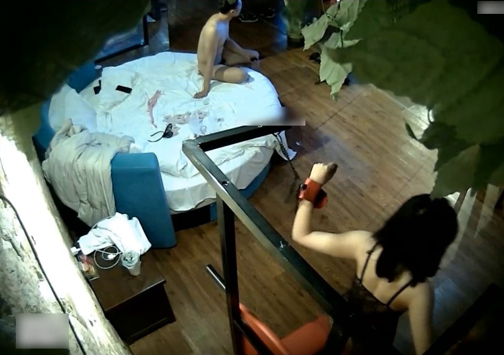 外表清纯白嫩苗条美女内心热情似火穿黑丝连体情趣装轻SM给男友毒龙干2炮肏的哎呀大叫娇嫩呻吟声像个女优